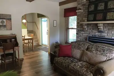 Image de Century Cottage - Parfait pour les visiteurs de Mayo et du centre-ville!