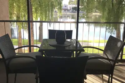 Image de Lakefront Condo avec des vues spectaculaires + WiFi gratuit