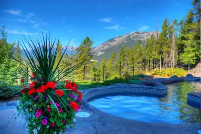 Image de Confortable + Relaxant Condo Banff | Pristine Hot Pools Accès!