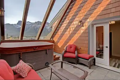 Image de Votre Penthouse avec un bain à remous privé sur le toit.