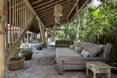Image de Belle maison avec piscine et à côté de la plage