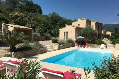 Image de Villa moderne d'architecte dans son écrin de verdure située à Bargemon