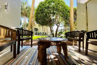 Image de 1 chambre 1 salle de bain située au rez-de-chaussée du Penthouse Building