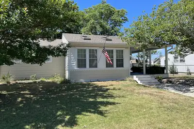 Image de Bayside Cottage- 4 Blks de la plage; 1 Billet de Ferry; Nouvellement rénové, grande terrasse