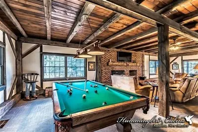 Image de Big Sky Lodge & Bunkhouse: \"La réunion de famille est indispensable! \" Avec bain à remous et table de billard.