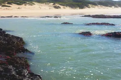 Image de Tranquil Beach Setting PRÈS Des Sites De Surf Et De L'AÉROPORT Mondial.