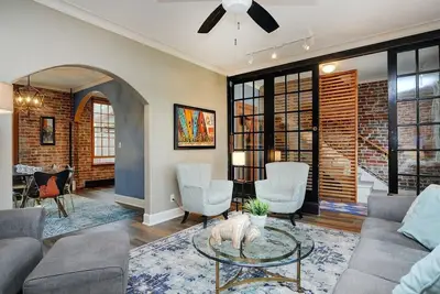 Image de Elégant Downtown Salida Home; Charme historique, brique apparente, 2 pâtés de maisons de la rivière