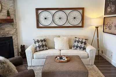 Image de Récemment mis à jour à quelques pas de la piscine et du bain à remous