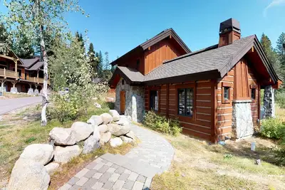 Image de Nouvelle Liste! Chalet moderne avec des skis aux pieds / piscine partagée / bain à remous et feu extérieur