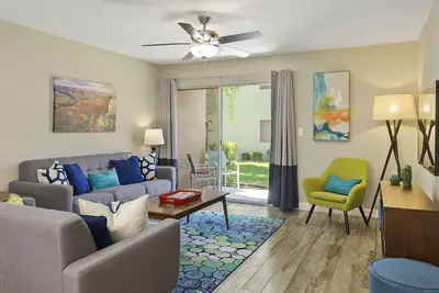 Image de Nouvelle liste! Superbe condo 2Br / 2Ba remodelé dans la vieille ville avec piscine chauffée!