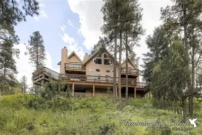 Image de Wild Horse Lodge: «Un intérieur incroyable et de la place pour tous! Avec bain à remous.