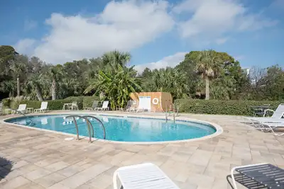 Image de À quelques pas de la piscine et de l'océan! Maison de ville à quatre niveaux East Beach avec ascenseur!