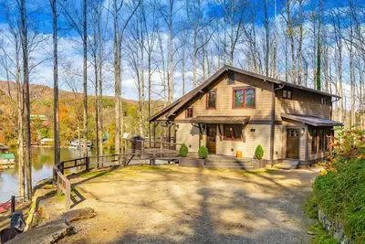 Image de Cabine lac Récemment rénové avec 20 pieds fenêtre NanaWall. . . Designers rêve