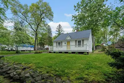 Image de Entièrement rénové Lakeview Cottage, Southwick, Ma