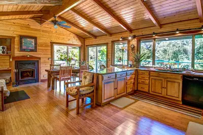 Image de Privé, luxe, bain à remous, foyer de sauna, sentiers pédestres