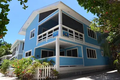 Image de Oceanview Beach House, deux maîtres, pont sur le toit sur la plage de West Bay.