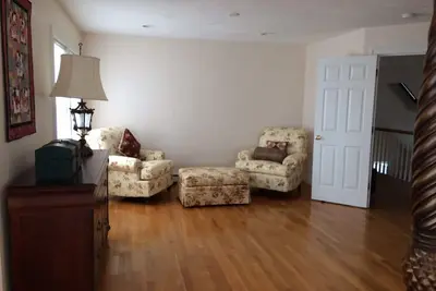 Image de \"Retraite aux pieds nus\" ~ Une maison familiale à Bourne avec une belle vue sur l'eau