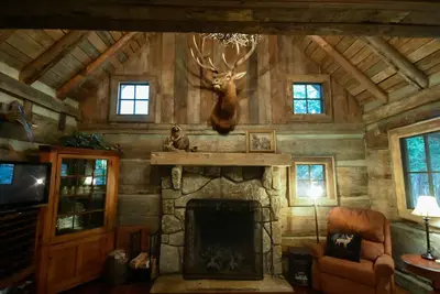 Image de Creekfront Vintage Log Cabin - Le paradis des amoureux des chiens!
