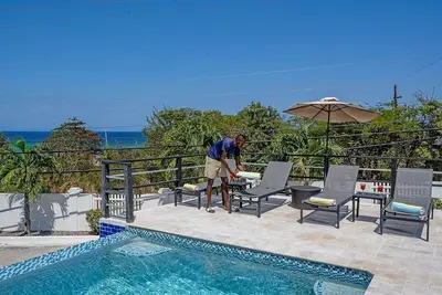 Image de Hospitalityexpert 2br Townhouse #2 MoBay, Sleeps 6 - Pool, Beach & Private Chef