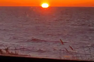 Image de Beach Front Vacation Cottage - Plage acceptant les animaux de compagnie avec cour clôturée! !