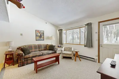 Image de Condo à flanc de montagne avec accès skis aux pieds, piscine chauffée partagée et plus encore!