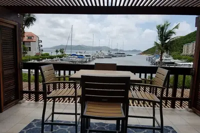 Image de Bienvenue au paradis! ! Condo nouvellement classé et rénové donnant sur la marina! !