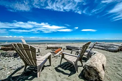 Image de Maison au bord de l'eau directement sur la plage! Belle maison en bord de mer Ă Point Roberts!