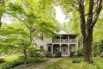 Image de Profitez de la sérénité à Saluda! Une ferme de 110 ans sur 2 acres de beaux jardins