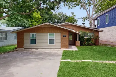 Image de Accueil au bord du lac chien-friendly avec terrasse privée et ascenseur à bateaux!