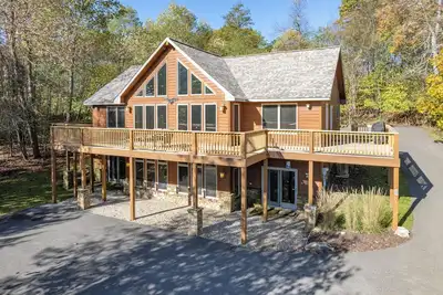 Image de Miles Above - Bain à remous et foyer