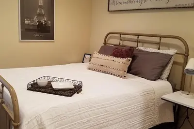 Image de Accueil confortable à quelques rues de grands restaurants, épiceries et activités.