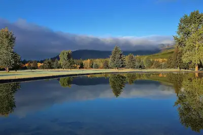Image de Étourdissant! Glacier Park est dans l'arrière-cour, Gratuit Golf & Cart Rental