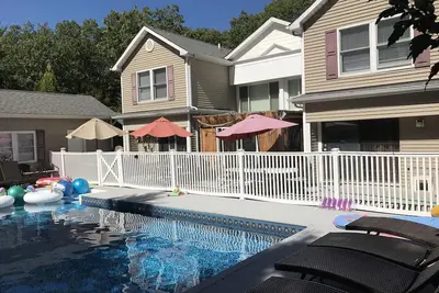 Image de # 1 Évalué Hampton Deluxe Hampton Immobilier W / toutes les commodités de luxe, Tennis, Piscine