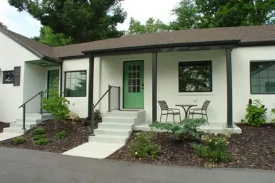 Image de Cottage confortable dans le centre-ville de Branson avec piscine