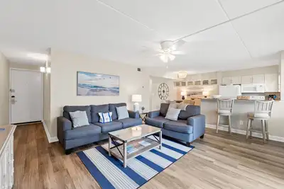 Image de Rez de chauss��e, seulement de l'herbe et du sable sur votre promenade à la plage. L'unité peut accueillir 6 personnes.