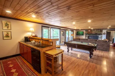 Image de 6bd / 5ba sur un versant boisé avec vues à longue portée, bain à remous, suites avec lit king-size, table de billard, près d'App Ski Mtn!