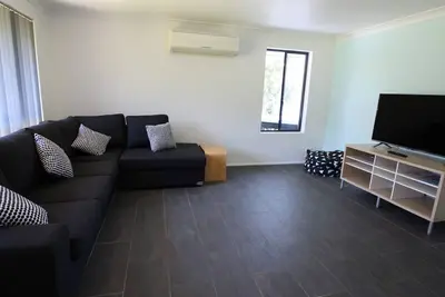 Image de Havre de vacances à Manyana a la climatisation et les animaux domestiques sont autorisés aussi comme cour clôturée.