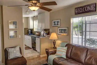 Image de Carlsbad Beach Cottage - 1/2 pâté de maisons de la plage