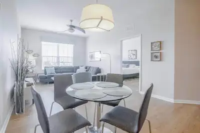 Image de Penthouse Light & Airy Vista Cay. Minutes des parcs à thème, I Drive, Conventions