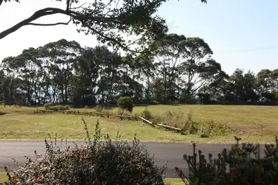 Image de 'Andagen' est une spacieuse maison de vacances située à Bendalong, juste en face de la réserve de plage de Washerwomans