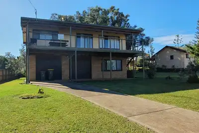 Image de Island Views situé dans un culdesac tranquille en face de la plage de Manyana. Garage disponible.