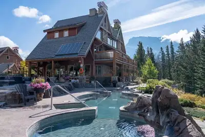 Image de Spacieux + Cosy Mountain Getaway | Belle accès aux piscines chaudes!