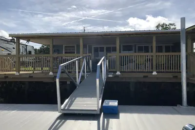 Image de Pas D'Escaliers. . . le quai est à quelques pas sur le canal principal de Keaton Beach!