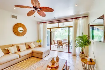 Image de Condo lumineux avec piscine partagée - promenade pour dîner, faire du shopping et la plage