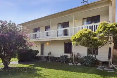 Image de Manyana Deck Life une rue en arrière du front de mer de Manyana. Animaux acceptés