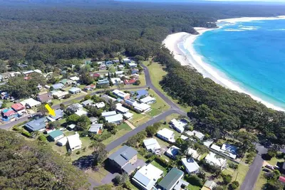 Image de La maison des papillons à Bendalong est entièrement clôturée afin que le chien de la famille puisse également passer ses vacances.