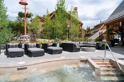 Image de Bright + Modern Banff Getaway dans un excellent emplacement | Spa privatif!