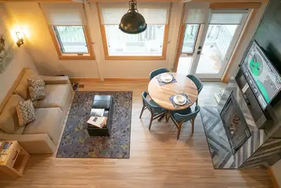 Image de Cozy + Bright Mountain Cabin | Restez parmi les sommets!