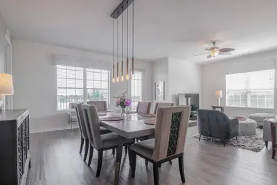 Image de Vista Cay Pool & Lake View Condo! Près de tous les parcs et congrès