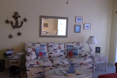 Image de Condo 2 Bd / 2bath! 200 étapes vers la plage! Vue sur l'eau!